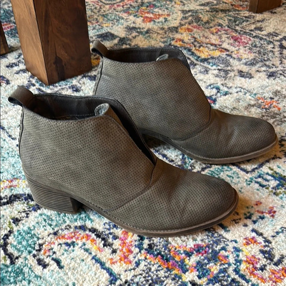 BILLABONG Eccentric Perforated Slip-On Ankle Boot - Picture 1 of 6